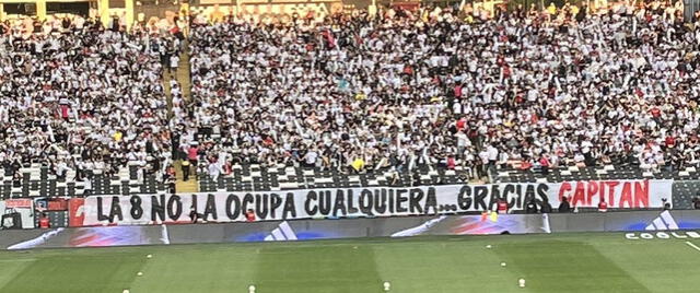 Telón colocado por hinchas de Colo Colo en el Estadio Monumental. Foto: difusión   