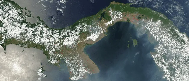 El istmo de Panamá está accidentado por la cordillera Central, delimita por el norte con el golfo de los Mosquitos y por el sur con el golfo de Chiriquí. Foto: NASA/GSFC    