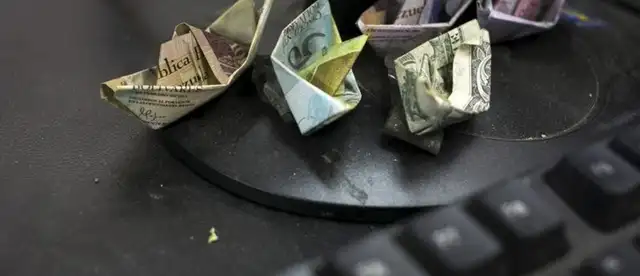 ¿Qué hacen los venezolanos con el devaluado Bolívar? ¿Qué hacen los venezolanos con el devaluado Bolívar?