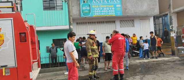 Bomberos rescataron a personas en incendio