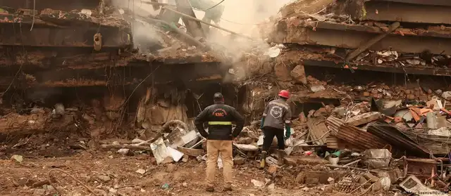 Incendio provocó un trabajo exhaustivo de los equipos de rescate. Foto: Reuters   