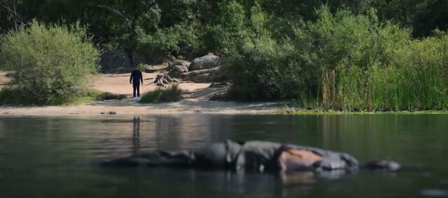 Omar encuentra a Armando muerto en el lago donde fue arrojado rpo Guzmán y compañía. Foto: Netflix