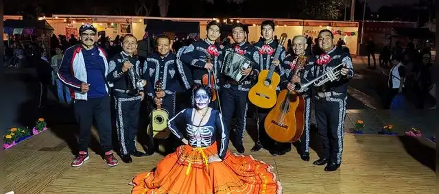 Arturo en una presentación de mariachis.   