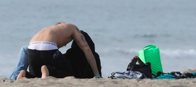 Miley Cyrus se luce cariñosa con Cody Simpson en playa de Malibú. Foto: Daily Mail