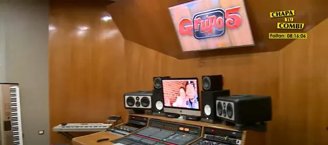   Christian Yaipén shows details of the Grupo 5 recording studio. Photo: Capture América TV   