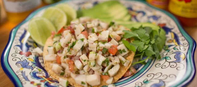 El ceviche mexicano tiene ingredientes como jugo de limón, aceitunas, chiles, aguacate, salsa tipo inglesa, entre otros. Foto: La Michoacana   