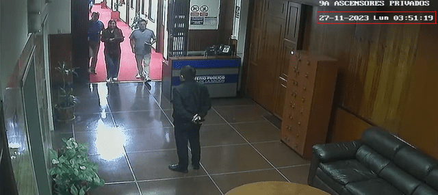  Patricia Benavides salió de su despacho a las 3.51 de la mañana del 27 de noviembre. Foto: captura de cámara de videovigilancia del MP   
