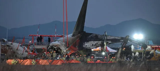  Un avión se estrella en Corea del Sur el domingo 29 de diciembre. Foto: AFP   