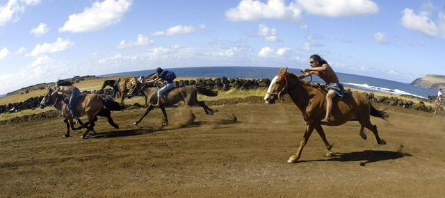  Al estilo de los antiguos guerreros polinesios Matamua, participa en una carrera de caballos en el tradicional festival de folklore rapanui. Foto: AFP.   