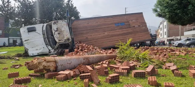  El camión se descarriló de la vía, según testigos. Foto: Rosario Rojas/La República   