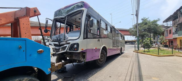 Grúa retiró al bus de transporte público. Foto: Kevinn García / URPI-LR   