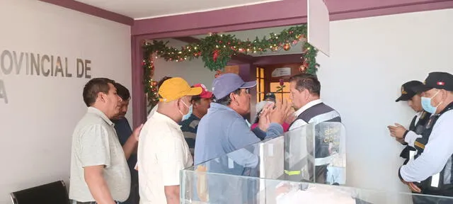 En Tacna, llegaron hasta la puerta de la alcaldía. Foto Liz Ferrer