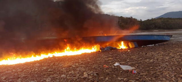 embarcación incinerada, narcotráfico, vraem. Foto: PNP