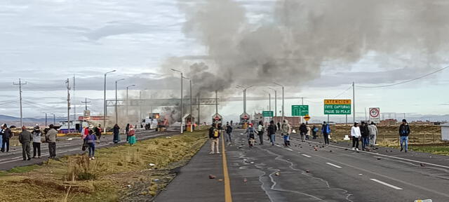 Cacetas de puesto de peaje en Puno fueron quemadas.