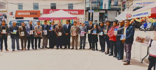  Brihanna Ramos Ortega junto con otros escritores que presentaron sus libros en Pasco. Créditos: Colegio Particular Integrado Francisco Bolognesi   