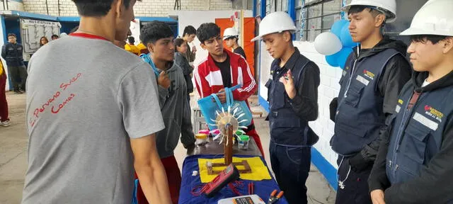 Estudiantes de Electrónica presentan sus proyectos. Foto: Facebook/Instituto Carlos Cueto Fernandini.   