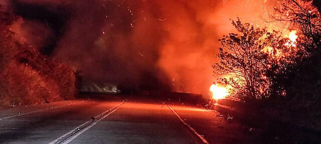 También se registró un incendio en la carretera Mamera, ubicada en El Junquito. Foto: X/RCamachoVzla    