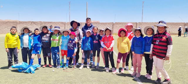 Elvis junto a un grupo de niños de la Escuela 70581, Acomocco, en Juliaca.&nbsp; Foto: Elvis Capia/Linkedin   