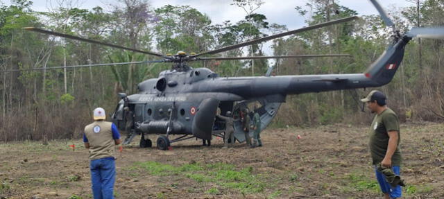  Helicóptero llega a zona afectada por población Mashco Piro. Foto: Mindef   