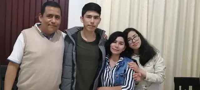 Arturo Becerra con su papá Pedro, su mamá Zoila y su hermana menor.   