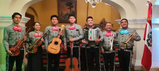 Arturo en una presentación de mariachis.   