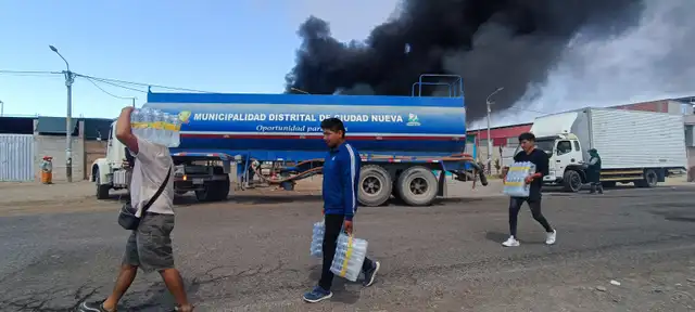 Cisterna de la Municipalidad Distrital llega a la zona de emergencia. Foto: Liz Ferrer   