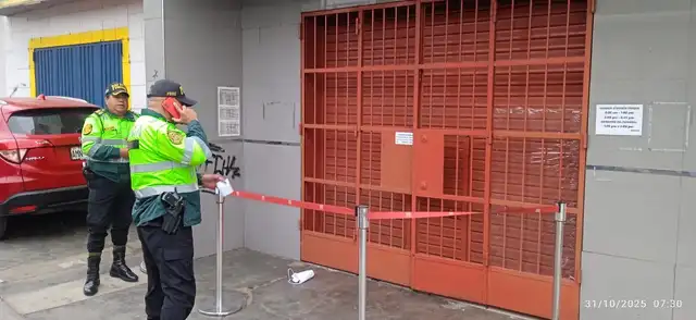 Dejan explosivo junto a una carta en sede del PJ de Ate. Foto: Adrian Sarria / La República Dejan explosivo junto a una carta en sede del PJ de Ate. Foto: Adrian Sarria / La República