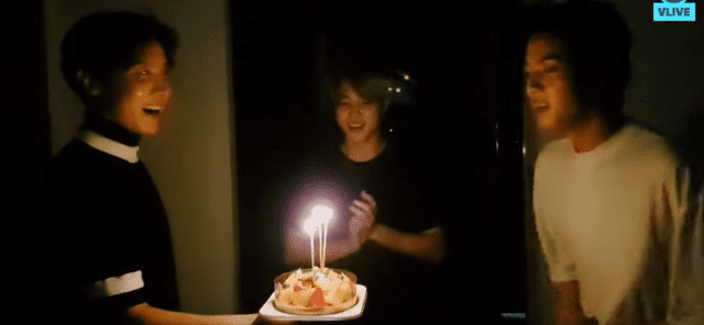 J-Hope y Jimin sorprendieron a Jin con un pastel de cumpleaños.