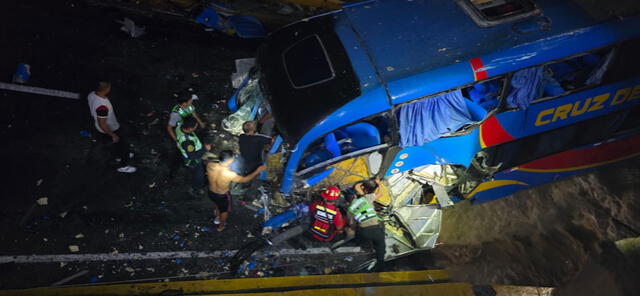 Autoridades realizando labores de rescate durante la madrugada del 14 de febrero. Foto: LR 