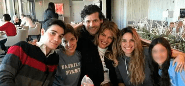 Jessica Newton junto a su esposo y sus hijos. Foto: Instagram / Jessica Newton   