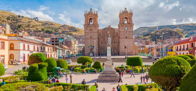  La Plaza de Armas de Puno, ubicada en el antiguo Supay Wasi (Casa del Diablo), ahora alberga el monumento al coronel Francisco Bolognesi, reemplazando una antigua pileta de bronce. Foto: Rap Travel Perú   