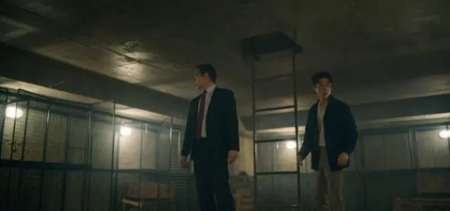 El fiscal y el señor Cho encontrando la bóveda vacía. Foto: tvN