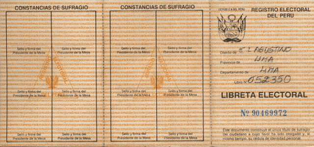 Libreta Electoral de tres cuerpos que tuvo vigencia hasta el 2004