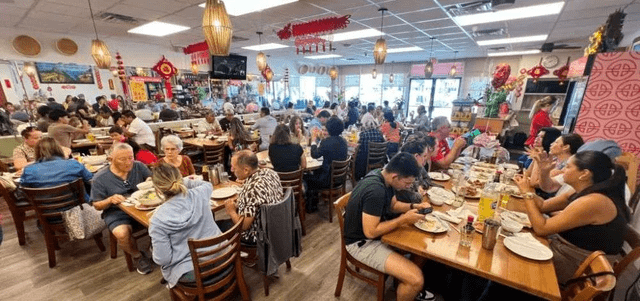  Clientes disfrutan de los sabores peruanos en el chifa familiar que conquistó EE. UU., nacido en el corazón del Barrio Chino limeño y hoy símbolo de éxito gastronómico en el extranjero. Foto: Chifa Du Kang   