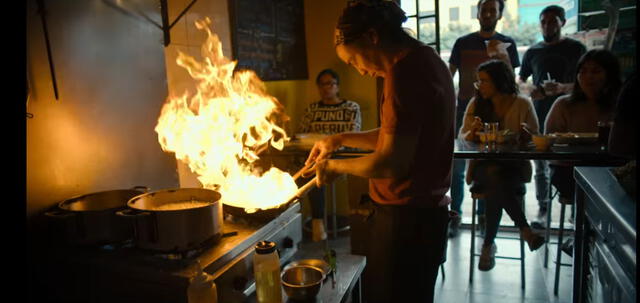 La serie 'Street Food' explora como es el estilo de vida de Tomás Matsufuji y la preparación de su comida callejera. Foto: Captura.