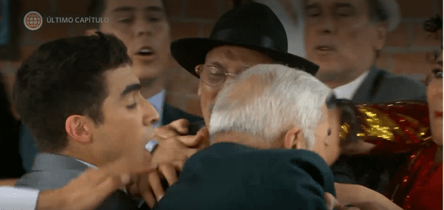 Don Alejo volvió y se enfrascó en una pelea callejera con Don Gilberto. Foto: América TV.   