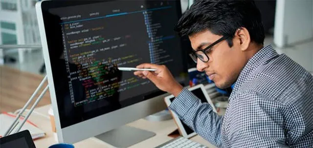 Si eres un pensador analítico que disfruta resolver problemas y hacer productos digitales, puedes encontrar gratificante una carrera como ingeniero de software. Foto: Autonoma   