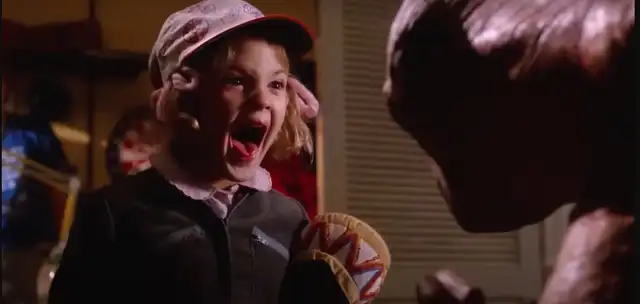 Drew Barrymore interpretando a Gertie, en 'E.T., el extraterrestre'. Foto: Slate   