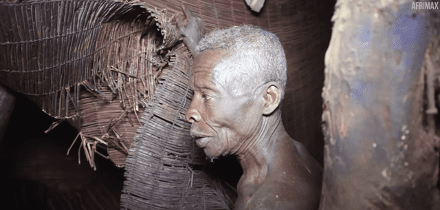 Nzamwita, que cuenta con 72 años, asegura que cualquier tipo de contacto con el sexo opuesto le genera una gran sensación de miedo. Foto: Afrimax.    