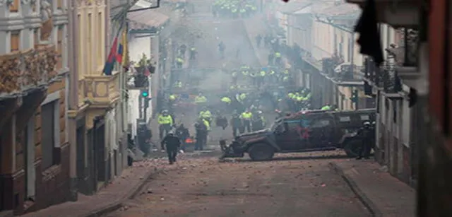 Policías se enfrentaron a manifestantes este miércoles en el centro de Quito. Foto: EFE