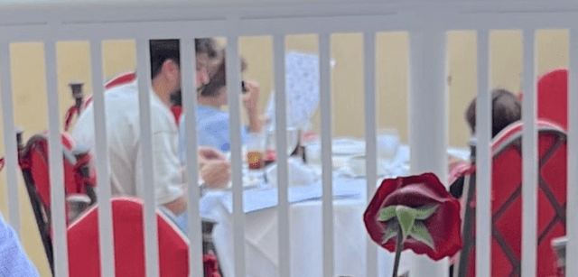  Gerard Piqué descansando con sus hijos en restaurante de las playas de Miami. Foto: Aurelio B. Castrellón/ Twitter    