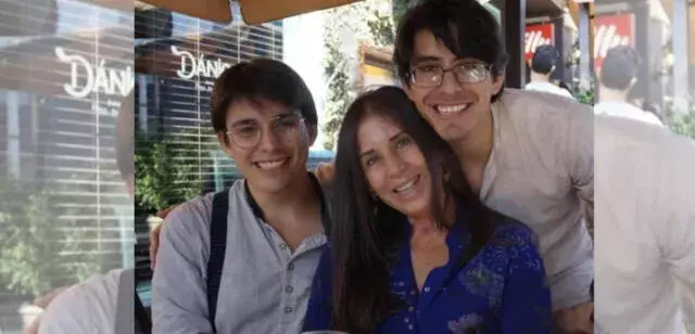 Sebastián Salazar junto a su hermano  José María y su madre Carol Núñez Vélez. Foto: el Popular