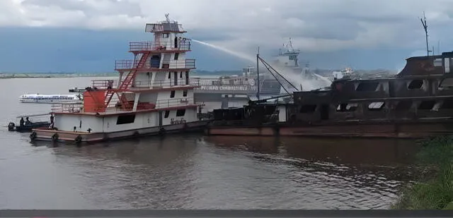 Bomberos apagan fuego en embarcación. Foto: Difusión   