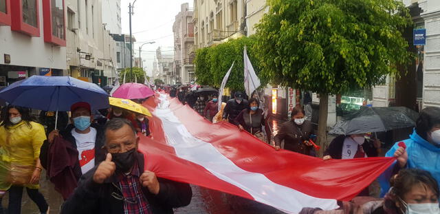 Pedro Castillo: ciudadanos en Arequipa marcharon a favor de la vacancia presidencial, pese a la lluvia
