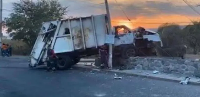 El camión de basura quedó destruido tras el impacto.