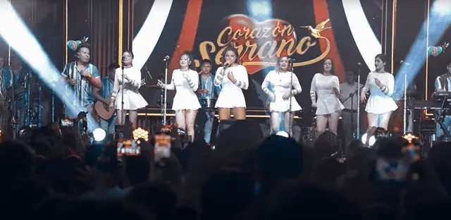 Corazón Serrano en concierto bailando la canción 'No sufriré por nadie'. Foto: YouTube Corazón Serrano.   