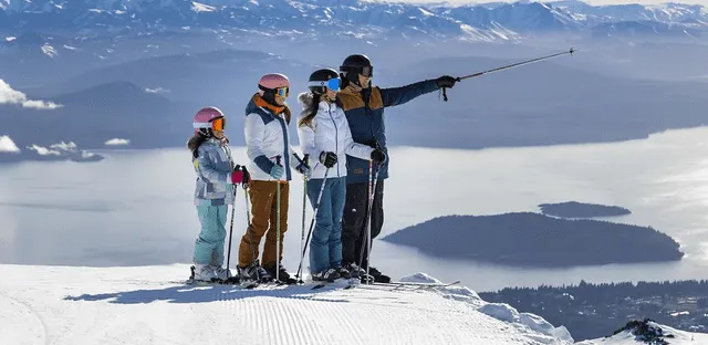 Bariloche ofrece una rica vida cultural con museos, teatros, galerías de arte y una amplia variedad de eventos culturales y festivales​. Foto: Kayak   