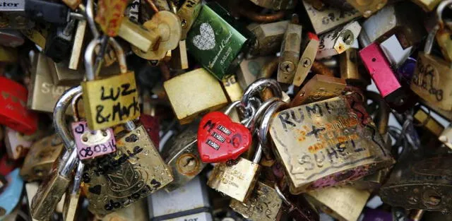 El candado con llave significa que puedes abrir y entregar tu corazón para que alguien pueda entrar a quedarse en él. Foto: EFE
