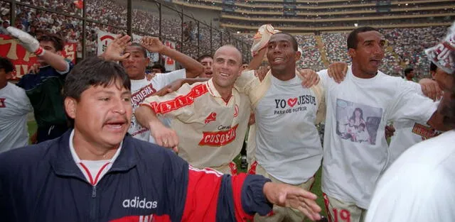 Nilson y Eduardo Esidio celebrando el tricampeonato de Universitario de Deportes. Foto: GLR   