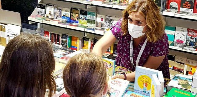 Niñas no tienen dinero para comprar libros, pero la autora del mismo se los regala